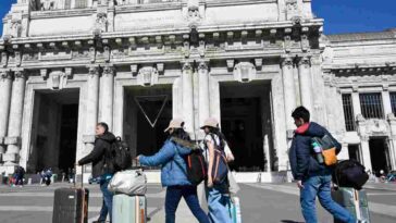 viaggiatori davanti alla stazione di Milano
