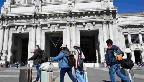 viaggiatori davanti alla stazione di Milano