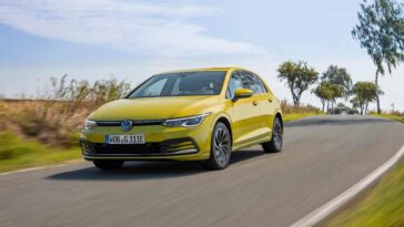 Volkswagen Golf in strada