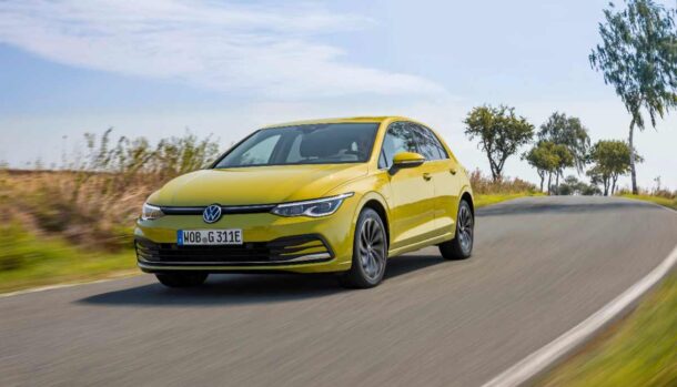 Volkswagen Golf in strada