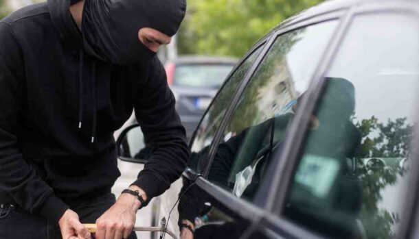 furto d'auto ladri veicolo