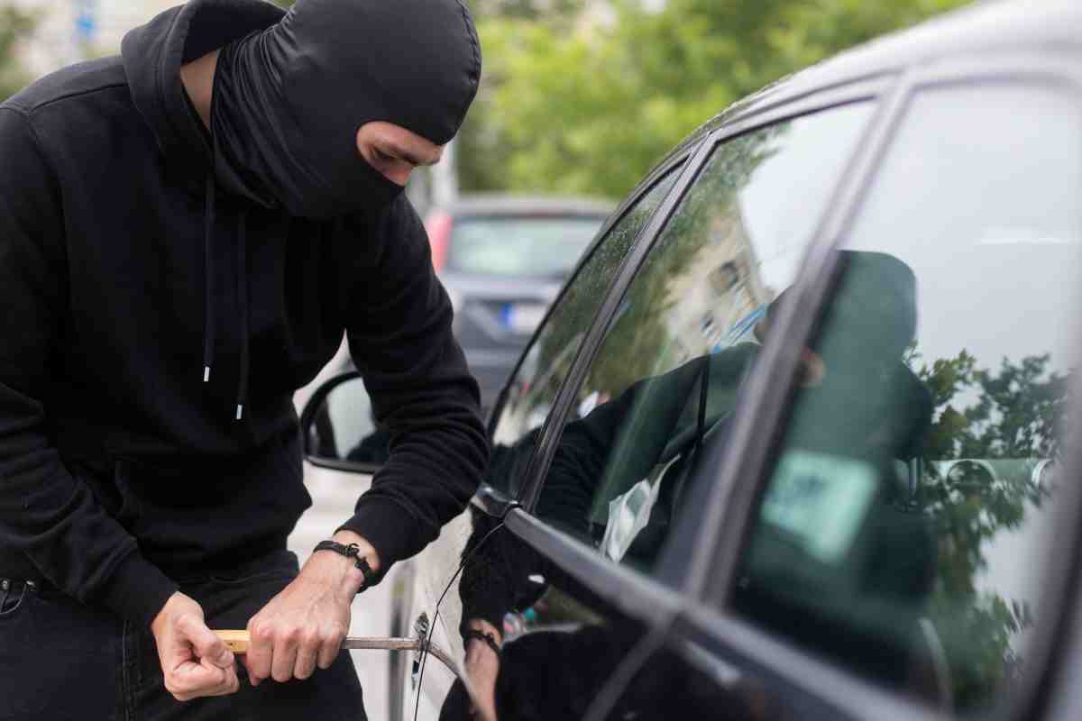 furto d'auto ladri veicolo